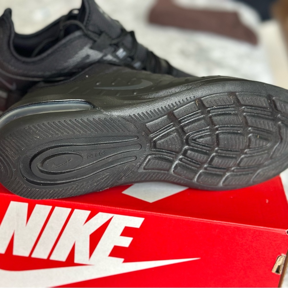 Nike women’s Air Max Axis - Picture 3 of 8